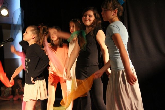 STACJA KULTURA - podsumowanie sezonu kulturalnego 2013/2014,  26 czerwca 2014 r.,  wystąpili: Małe Formy Teatralne, Klub Piosenki i Poezji, Dziecięcy Zespół Teatralny DO GÓRY, Mała Wielkopolska, Zespół Tańca AKCENT i MINIAKCENT.